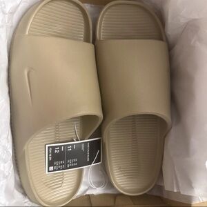 Nike Calm Slide in Khaki